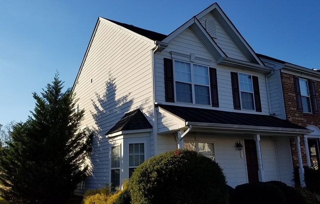 3 bed, 2.5 Bath 1440sf End-Unit Henrico Townhome, only $2100/month