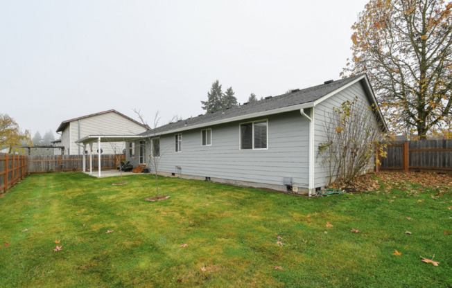 Fantastic Pet Friendly 3 Bed 2 Bath Ranch Style Home in Orchards!