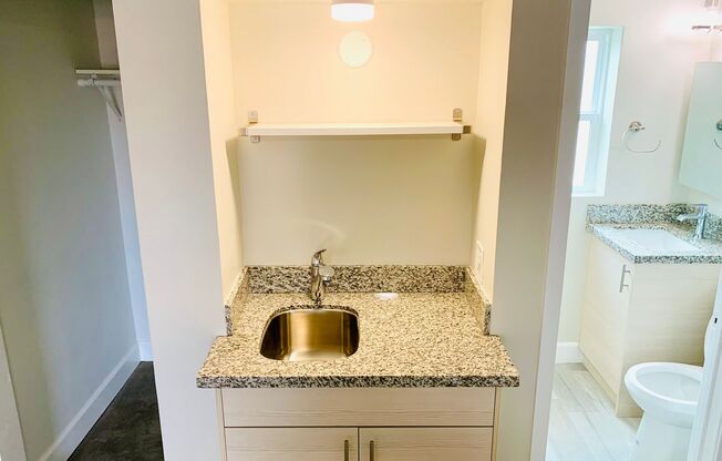 STUDIO APARTMENT AVAILABLE IN THE HEART OF LA JOLLA! Only $1,800/mo!