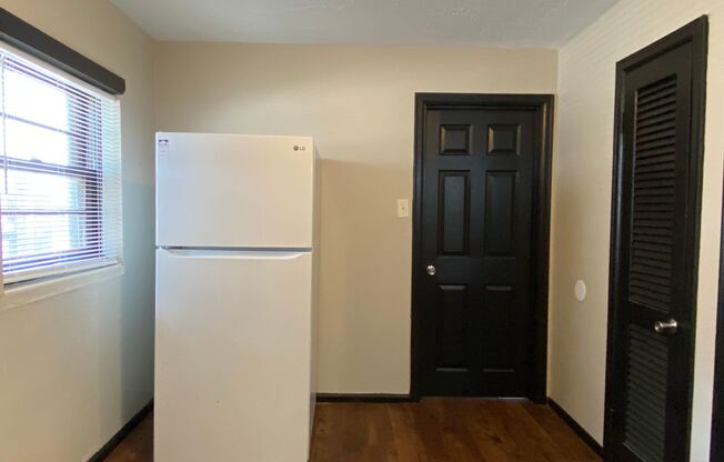 1 bed, 1 bath, 610 sqft, $900, Unit A