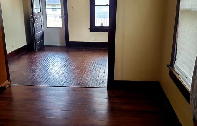 Coming Soon! Well Maintained and Clean 2br/1ba House with Hardwood Throughout