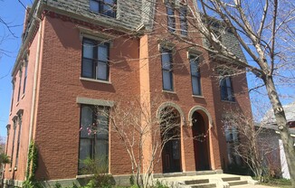 220 S 6th St (Maison de Ville)