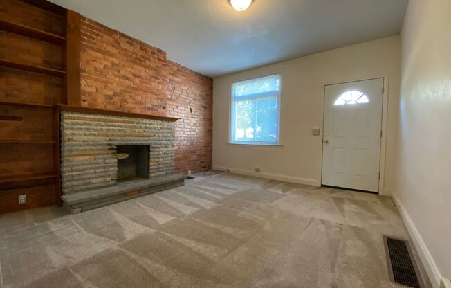 Spacious Two Bedroom Townhouse in Squirrel Hill! Fully Equipped Kitchen & W/D Included! Call Today