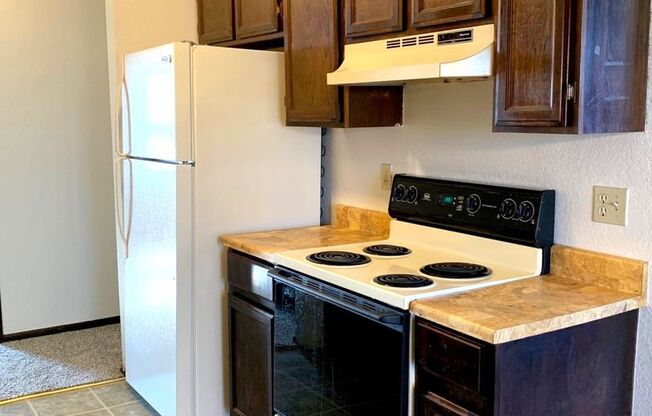 2 beds, 1 bath, $825, Unit 2