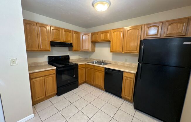 2 beds, 1 bath, 900 sqft, $1,100, Unit 118A NE 41 PL