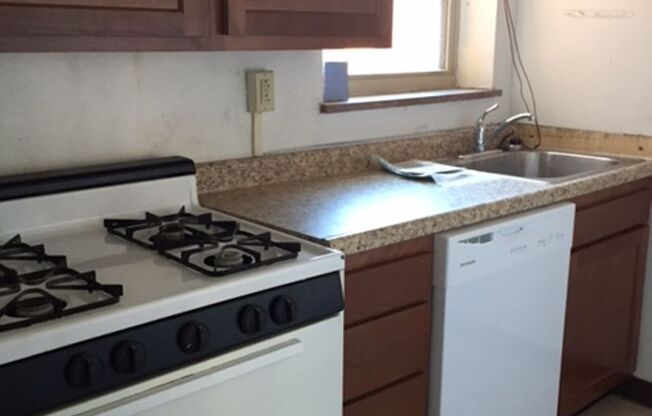 2 beds, 1 bath, 950 sqft, $1,325, Unit 5600 Fifth D209
