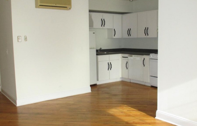 Uptown - 1 Bed / 1 Bath - Water Included - Steps to Montrose Beach
