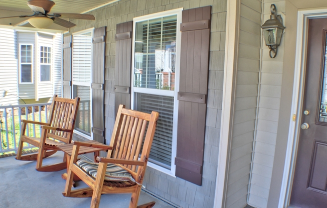 Spacious and sunny 4 bedroom with bonus room and oversized deck, close to Duke!