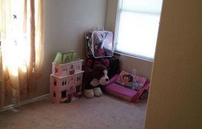 4 beds, 2.5 baths, $2,200