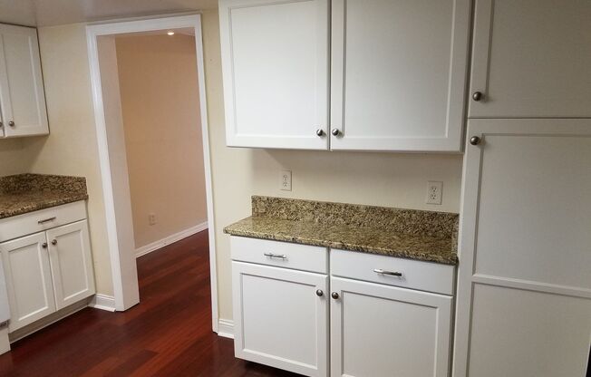 2BR Townhouse Steps from Bayshore
