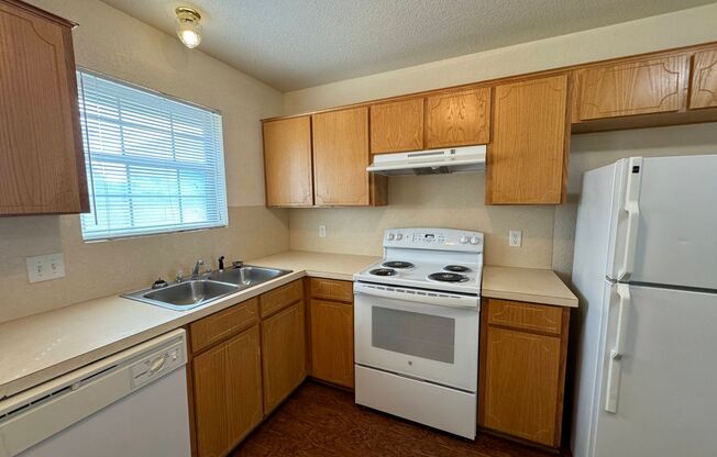 2 beds, 1.5 baths, 915 sqft, $850, Unit # B