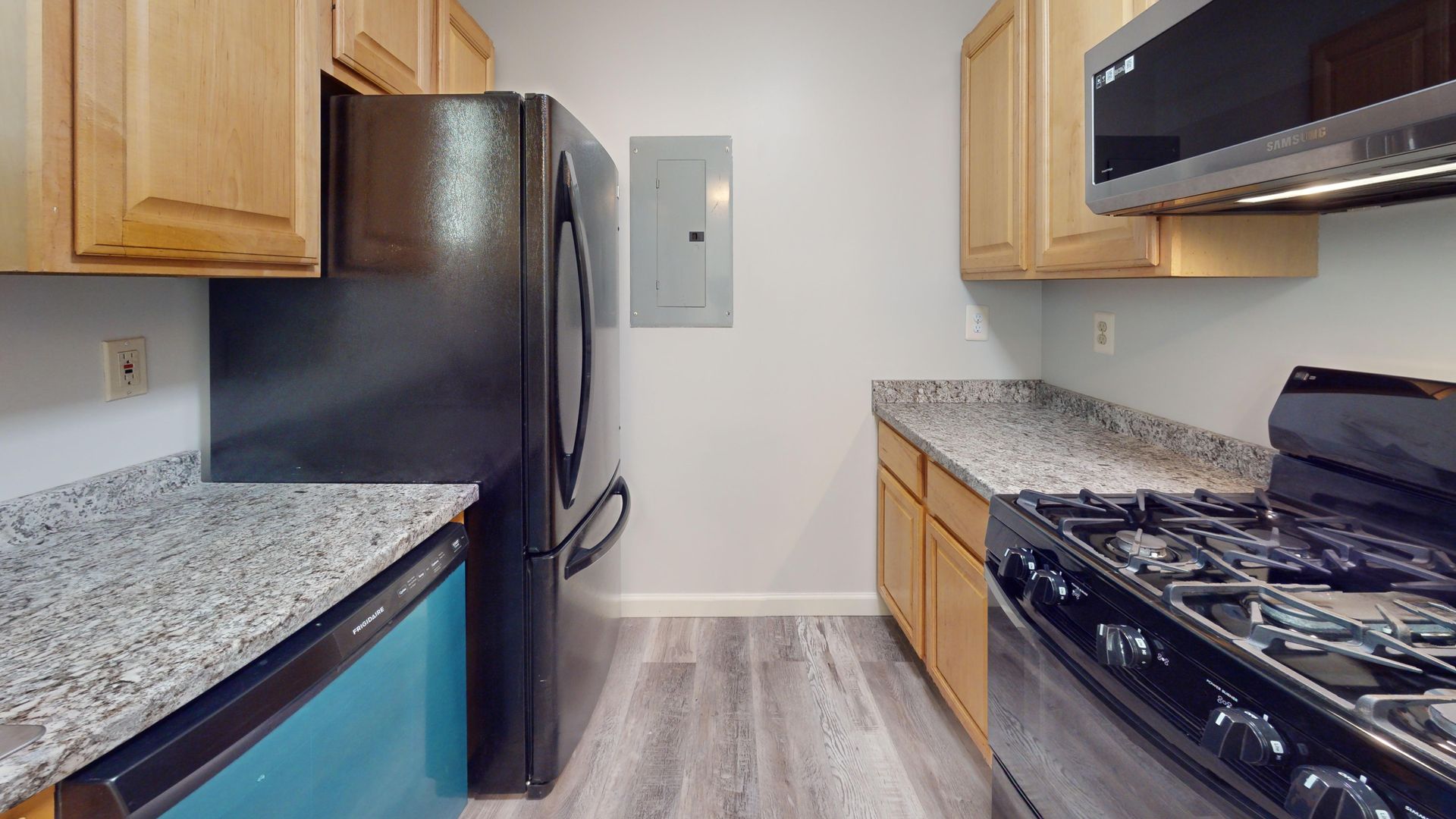 Logan Circle 1,000+ 1 Plus Den Apartment W/Private Patio Private Parking Available In Amazing Location!