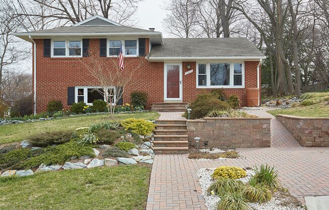 Silver Spring splendor with yard care INCLUDED