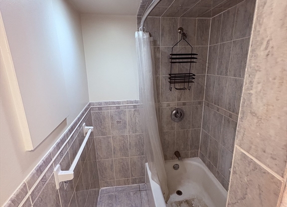 3 beds, 2 baths, 1,110 sqft, $5,100, Unit 30