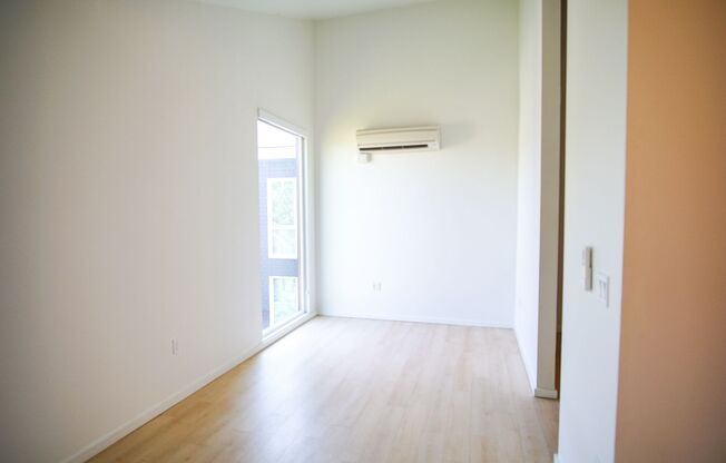 Top Floor Urban 1-Bed w/Vaulted Ceilings, Washer/Dryer + DW