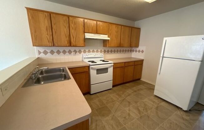 3 beds, 2 baths, $875, Unit 3307 Toledo Unit A