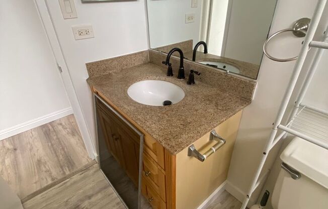 Convenient 1 Bedroom, 1 Bath, 1 Parking  Near Waikiki