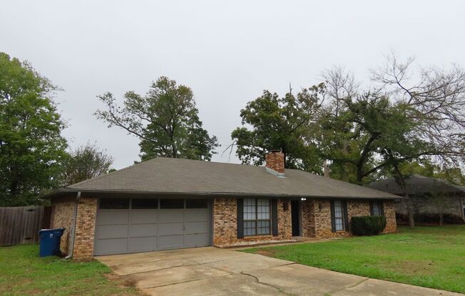 Spacious 3 Bedroom, 2 Bath Home in Whitehouse ISD!