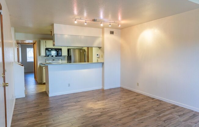 Beautifully updated 2 bed 2 bath townhouse located in Tempe resort-style gated community!