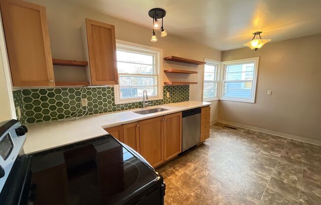 Charming 2BD, 1BA NE Portland Home with Shared Backyard, Energy-Efficient Laundry, and Prime Location!