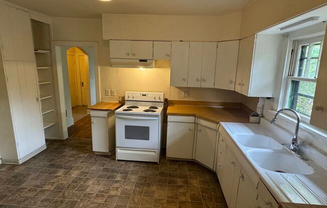 3 beds, 1 bath, $2,100