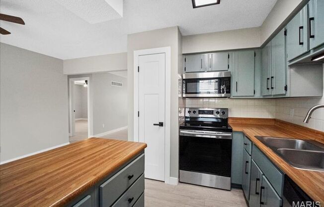 2 beds, 1 bath, 888 sqft, $1,525, Unit Boca Raton Drive - 779