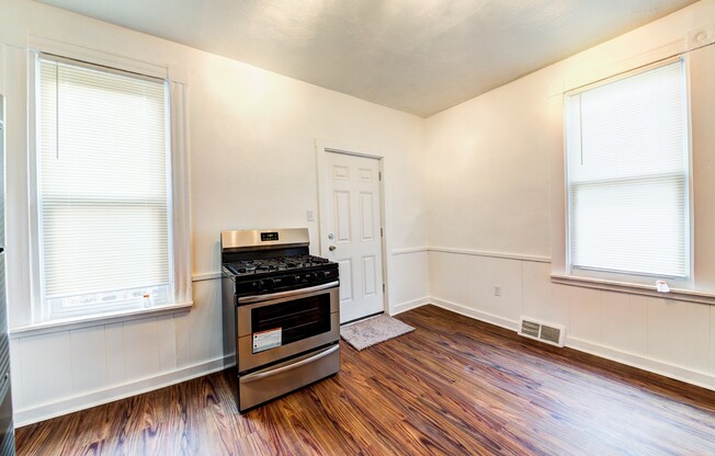 Available May 2024 - Spacious 2 Bedroom Home in Mt. Washington!