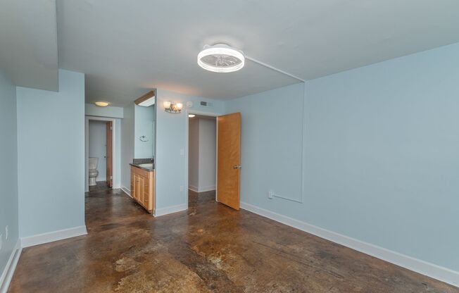 2 beds, 2 baths, $2,100, Unit 17E