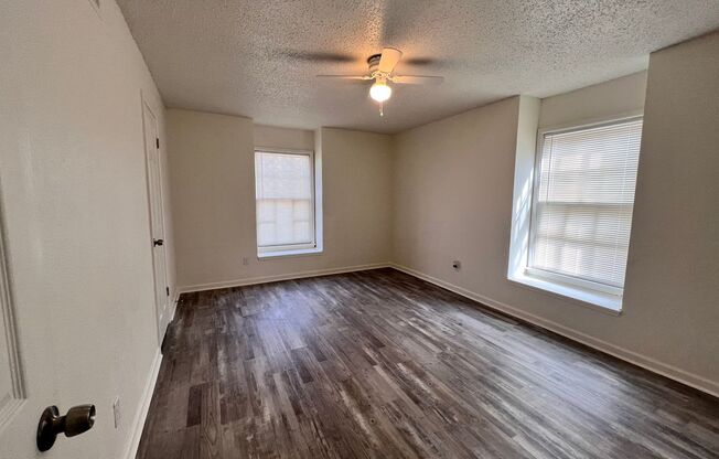 3 beds, 2 baths, 1,300 sqft, $875, Unit A