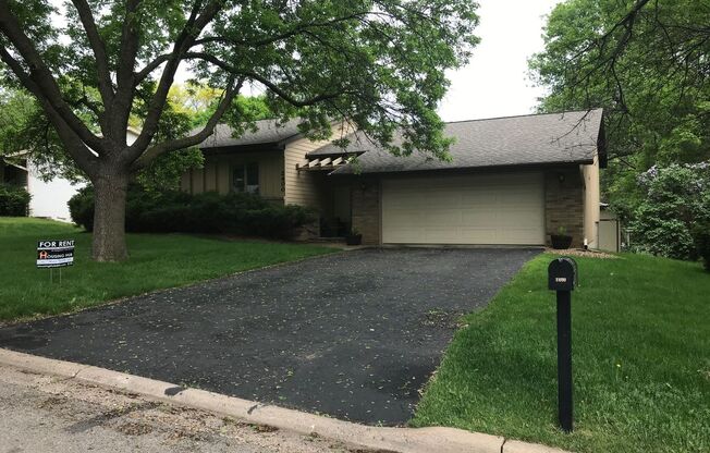 Beautiful, Clean, Large Single Family Home in South St Paul!!