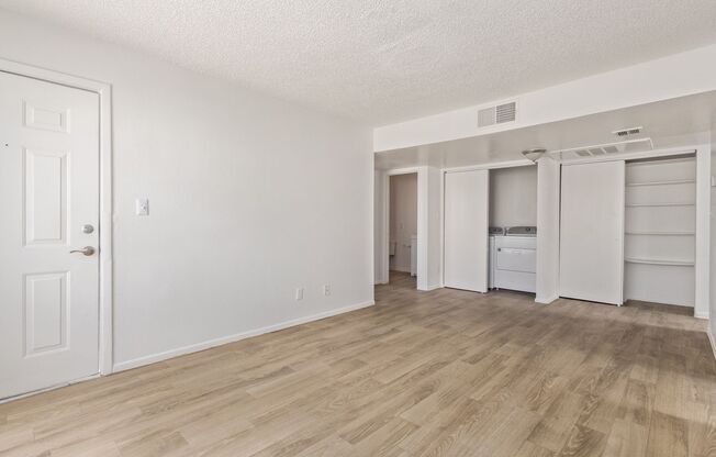 2 beds, 1 bath, 700 sqft, $1,150, Unit 221