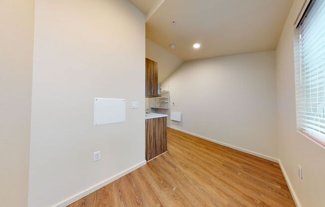 Studio, 1 bath, 175 sqft, $1,350, Unit 523