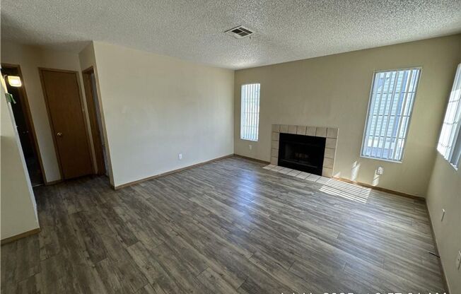 UPSTAIRS 2 BEDROOM UNIT ON THE EASTSIDE!