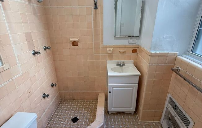 Studio, 1 bath, 294 sqft, $1,230, Unit New King Edward  5A4