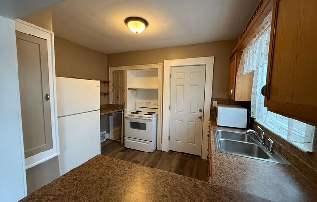 2 beds, 1 bath, $1,050, Unit Lower