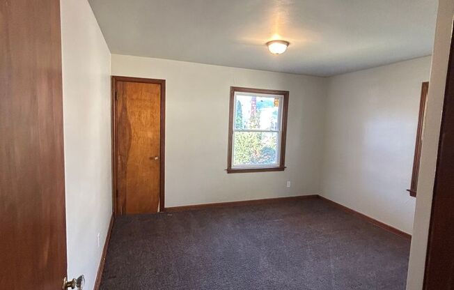 3 beds, 1 bath, $895