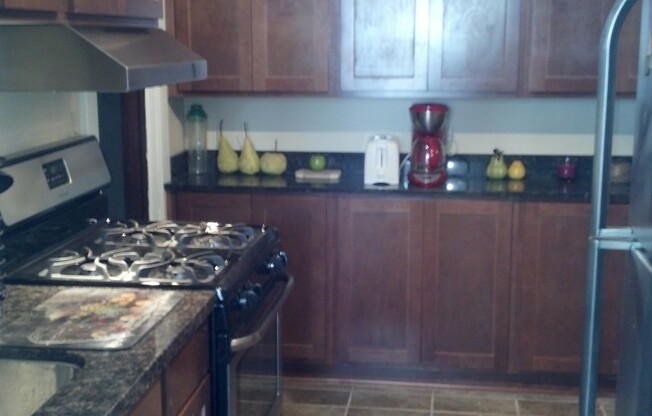 Classic Vintage apartments in Fantastic Midway location