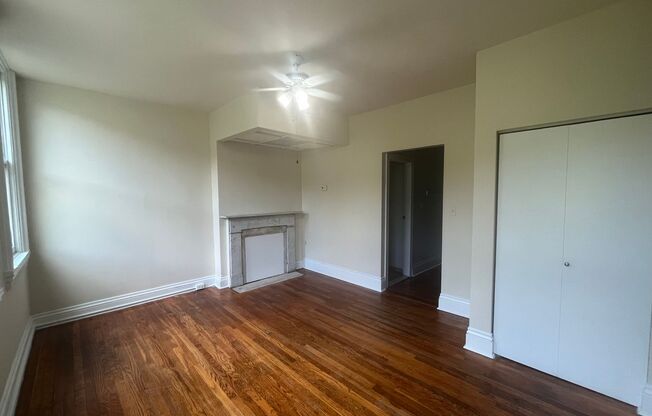 Studio, 1 bath, 330 sqft, $1,030, Unit 2F