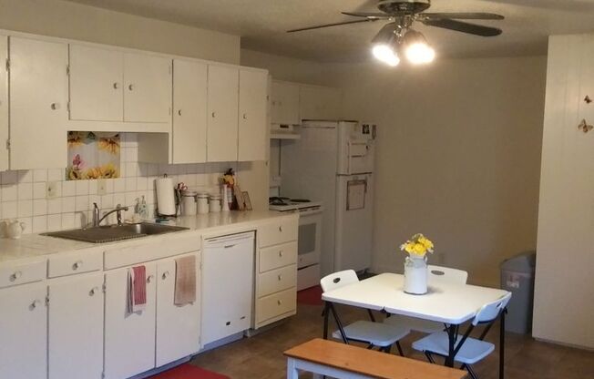 3 beds, 1 bath, 1,200 sqft, $750, Unit D