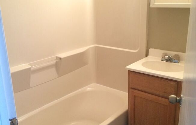 2 beds, 1 bath, $775, Unit 813