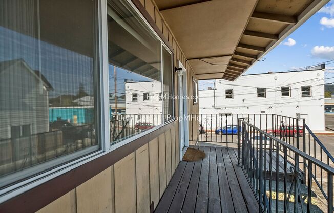 2 beds, 1 bath, $1,399, Unit 5504 SE Center Street  Unit D