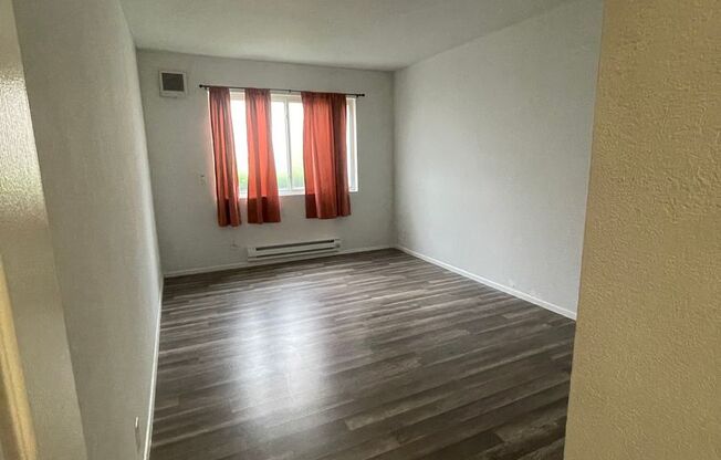 0798 - 721 / 723 Menker Ave