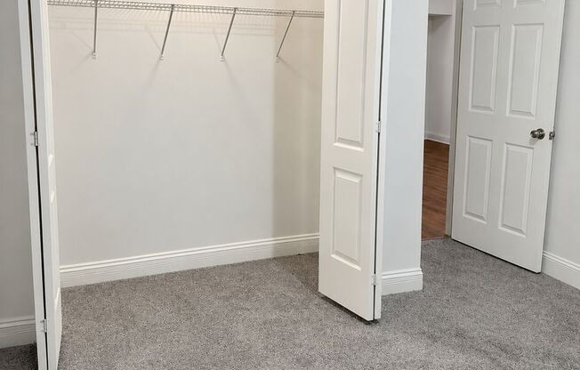 West Rogers Park Apartments Near Warren Park With In-Unit Laundry