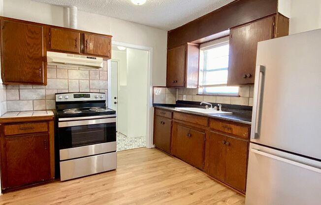 Newly Remodeled 2 Bed, 1 Bath Apt in Near The Paseo