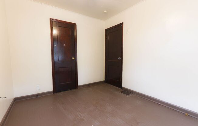 2 beds, 1 bath, 990 sqft, $895, Unit Apartment A