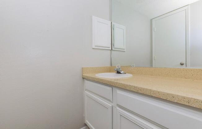 2 beds, 2 baths, 933 sqft, $925