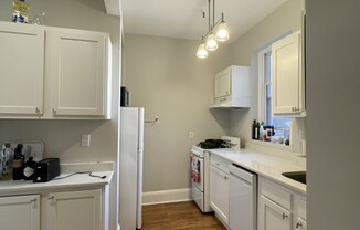 2 beds, 1 bath, $3,100, Unit 18