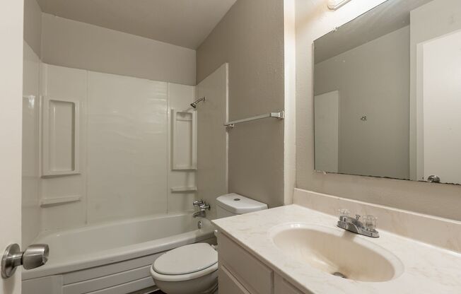 2 beds, 1 bath, 864 sqft, $1,100, Unit 707