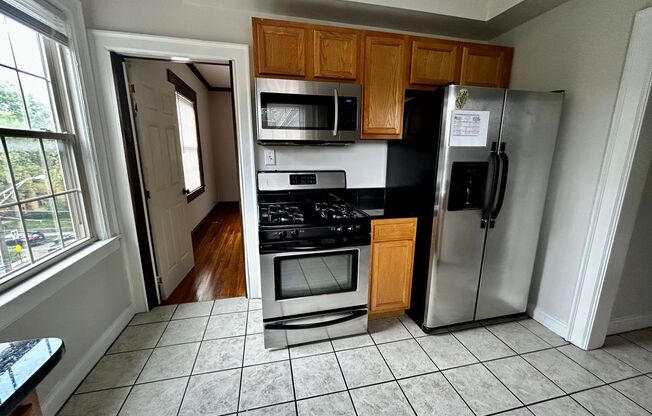 3 beds, 1 bath, $1,650, Unit J