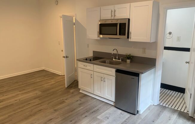 Studio, 1 bath, 350 sqft, $1,395, Unit 204